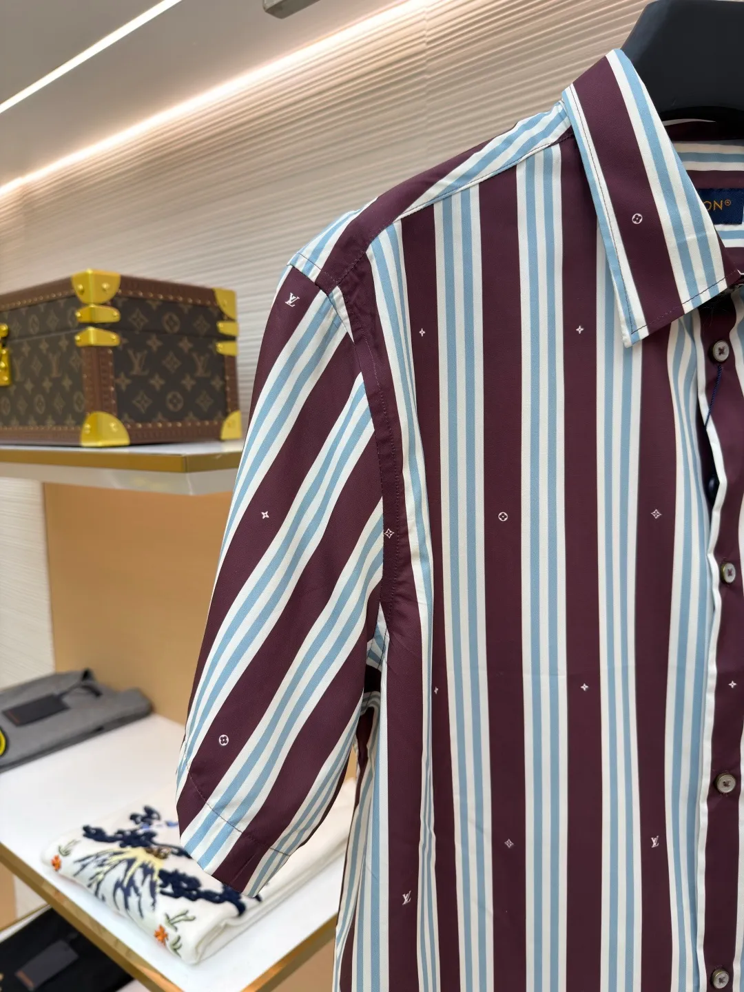 LOUIS VUITTON striped short-sleeved shirt ●Original version: Purchased and developed for 10300 ●Item number: 1682488-A45 ●Fabric: cotton blended fabric ●Technology: made on positioning cutting machine ●Color: brown ●Version: fitted version ●Weight: about 185 grams ●Size: S-M-L-XL ●Description: This style of LOUIS VUITTON striped short-sleeved shirt is made of high-quality woven fabric as the base, and uses direct-injection technology to restore the classic striped pattern. The color reproduction is high, the pattern is delicate and firm, and it is not easy to fade or smudge. The splicing parts of the body are all processed by hand-made overlock sewing technology, and the stitching is smooth and dense, which effectively prevents the edges of the fabric from fuzzing and improves the overall durability. The shirt has a standard lapel shape, with a crisp collar that is not easily deformed. Customized hardware is used for the buttons at the placket, which has a thick texture and good gloss. The length, bust and other sizes increase from S to XL. The measurement error of 1~3CM is within the normal range. It is recommended to hand wash and maintain it to maintain the shape and pattern. It can be easily used in both leisure and light business scenes. The overall wiring is straight and delicate, the fabric is comfortable and soft, and the color is consistent without color difference. It can be matched with the same style to create a fashionable look and control various occasions. Customized accessories, complete with three standards, same style for men and women!